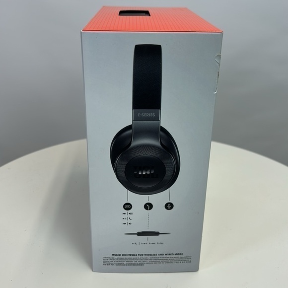 JBL E55BT Wireless On Ear Black Headphones - Picture 2 of 5